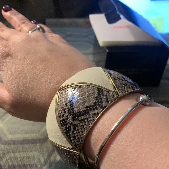 AVON - What It Snakes Stretch Bracelet - Picture 2 of 4